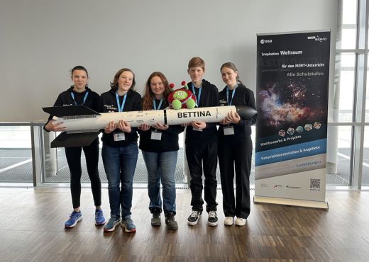 Gruppenbild des Teams mit Rakete in den Händen