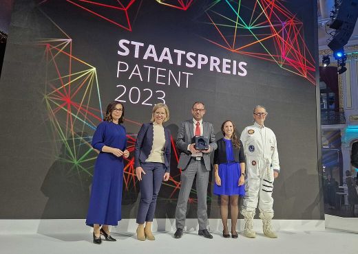 Österreichs größtes Weltraumunternehmen erhielt in der Spezialkategorie „Weltraum“ den Staatspreis Patent. Im Bild: Patentamtspräsidentin Mariana Karepova, Bundesministerin Leonore Gewessler, Preisträger Kurt Kober von Beyond Gravity Austria GmbH, Jurorin Laura Bettiol und Michael Binder von der FFG, v.l.n.r.