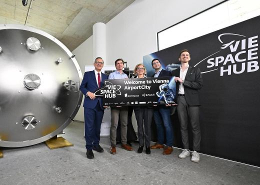 Vier Firmenvertreter und Landeshauptfrau Johanna Mikl-Leitner mit einem Transparent mit der Aufschrift Welcome to Vienna AirportCity