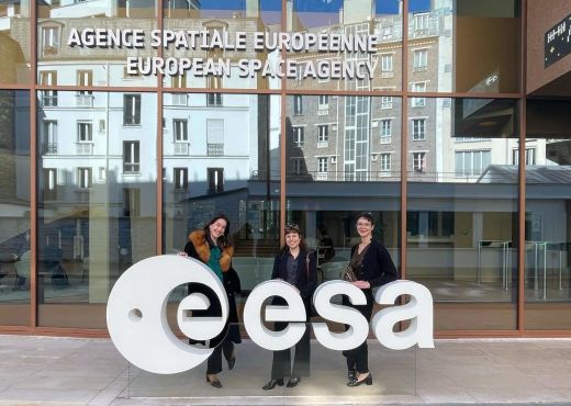 Die 3 Gewinnerinnen des 2. Platzes vor dem ESA-Gebäude